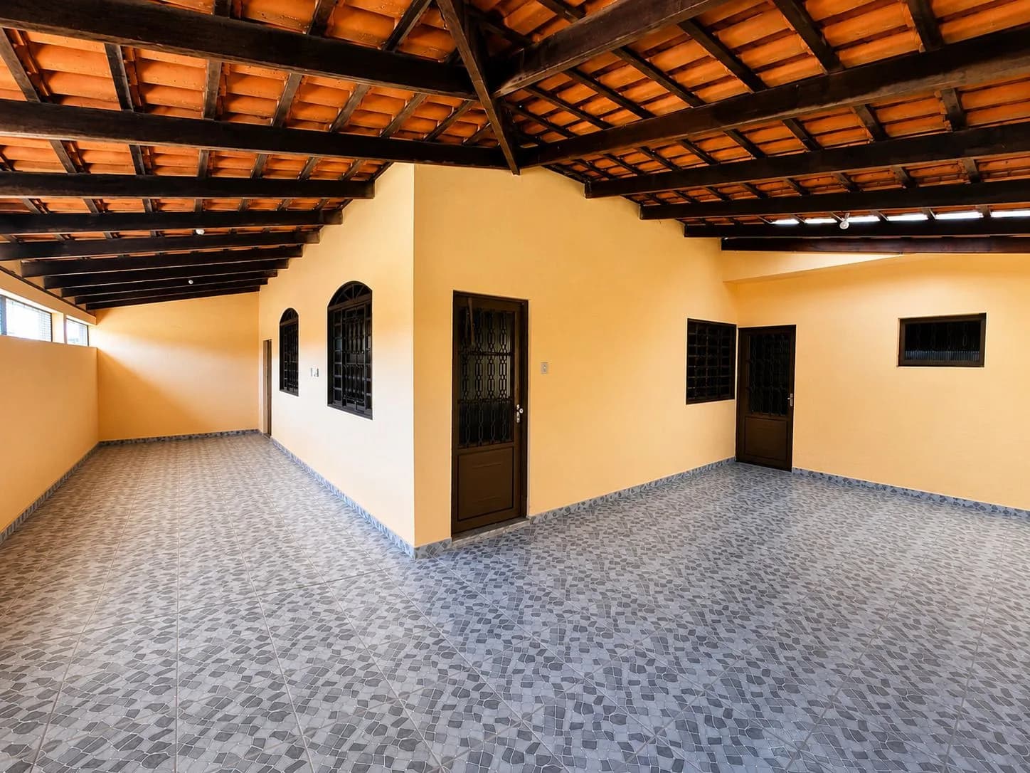 Casa com amplo quintal com lote de 300 m² - Itaunense