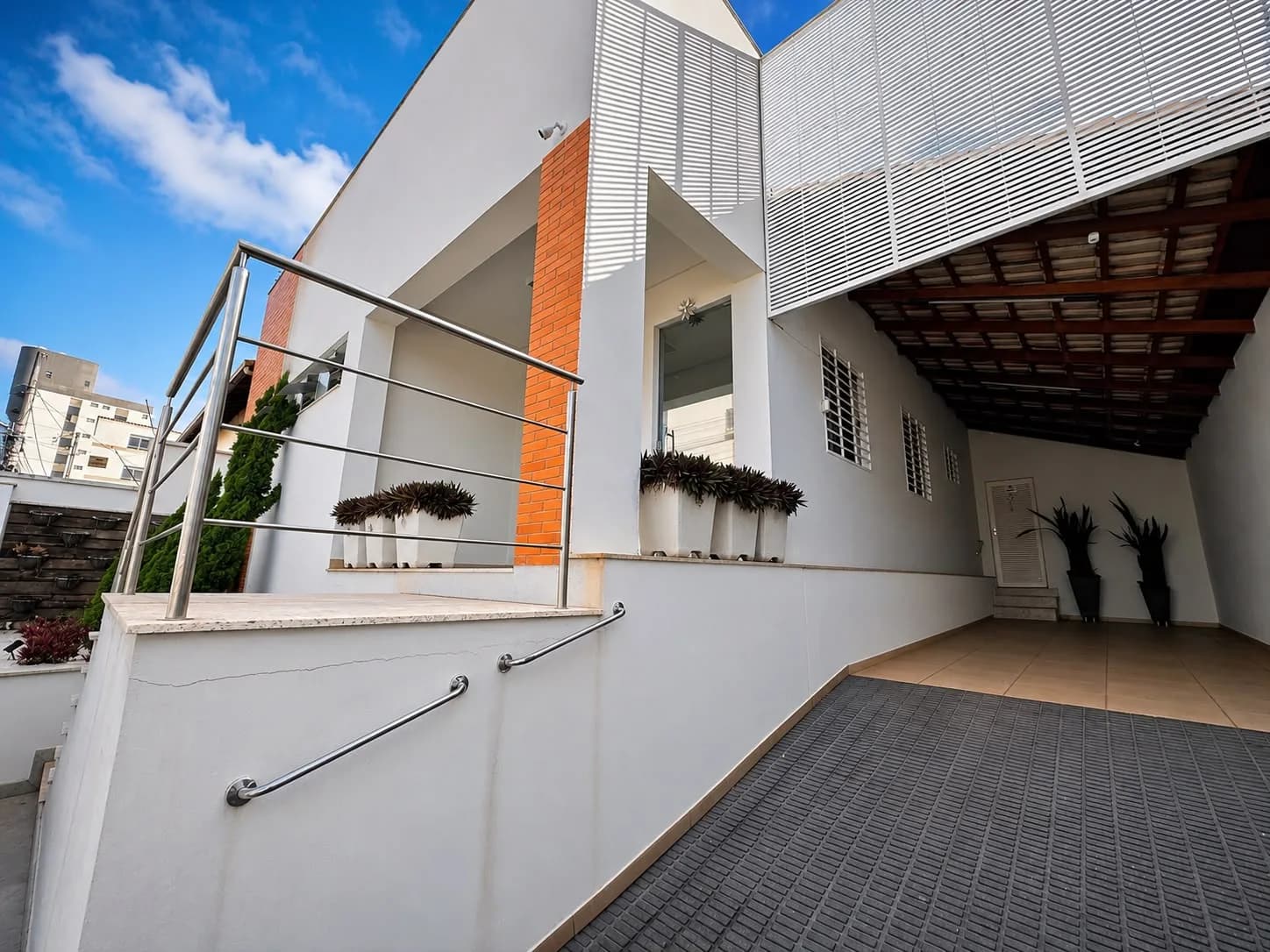 Casa com ótima localização - Graças