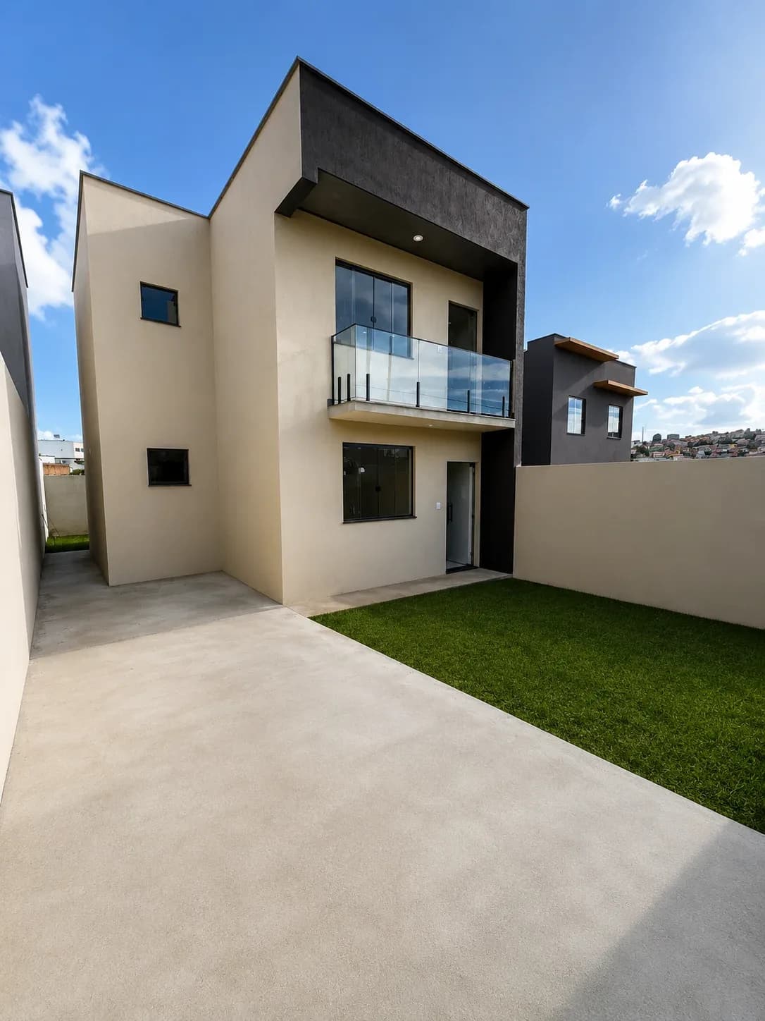 Casa duplex com ótimo acabamento - Aeroporto