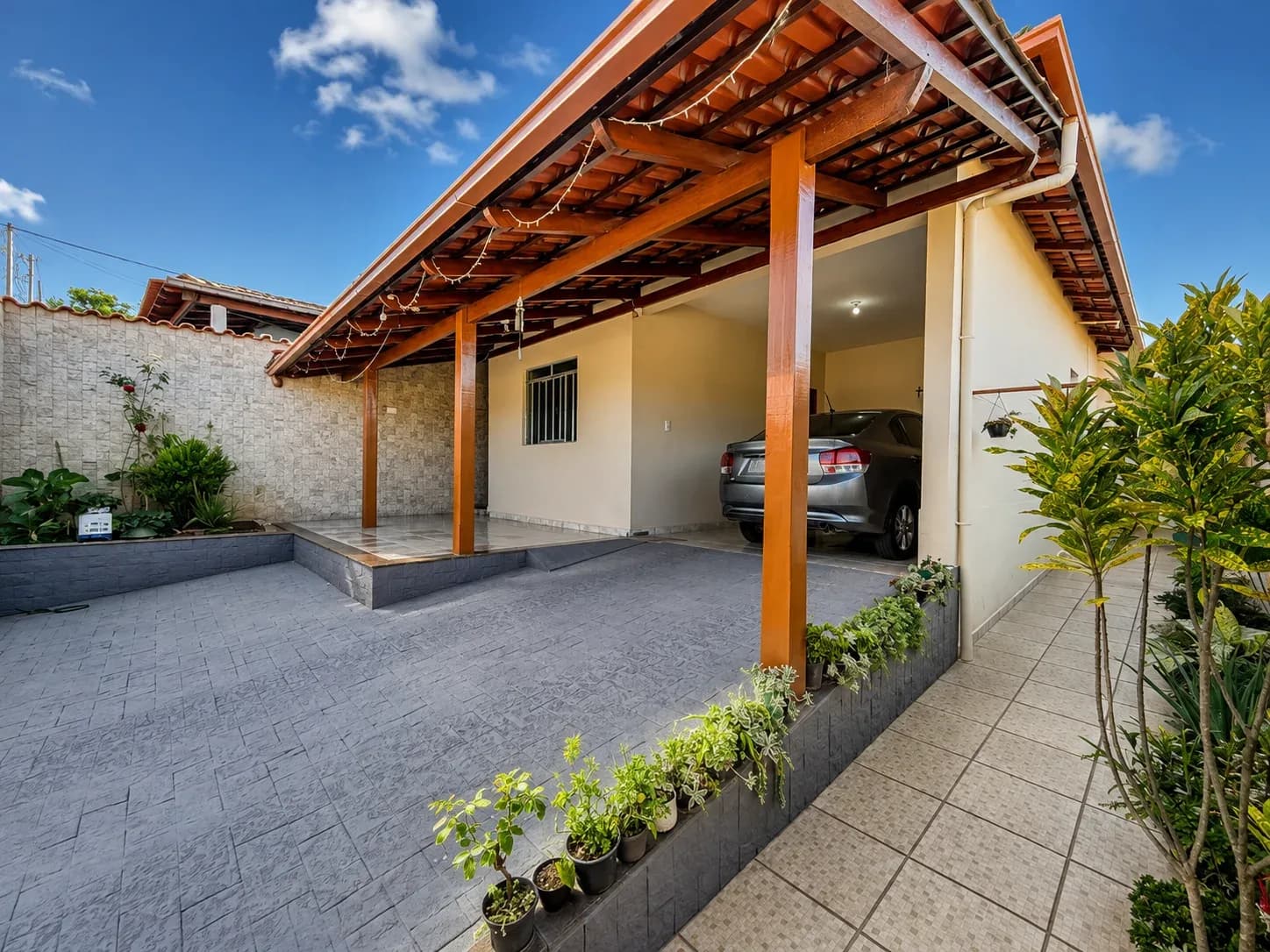 Casa com ótima localização - Lourdes