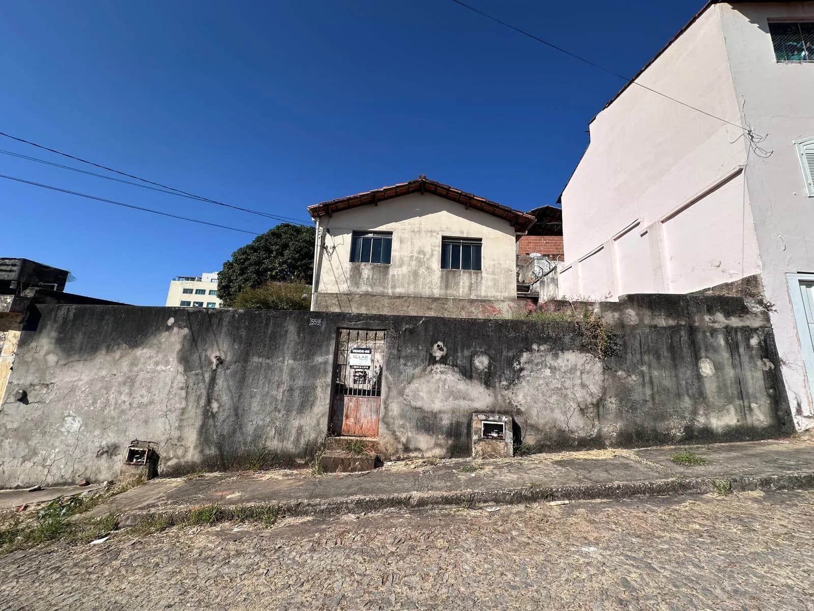 Casa antiga com ótima localização - Graças