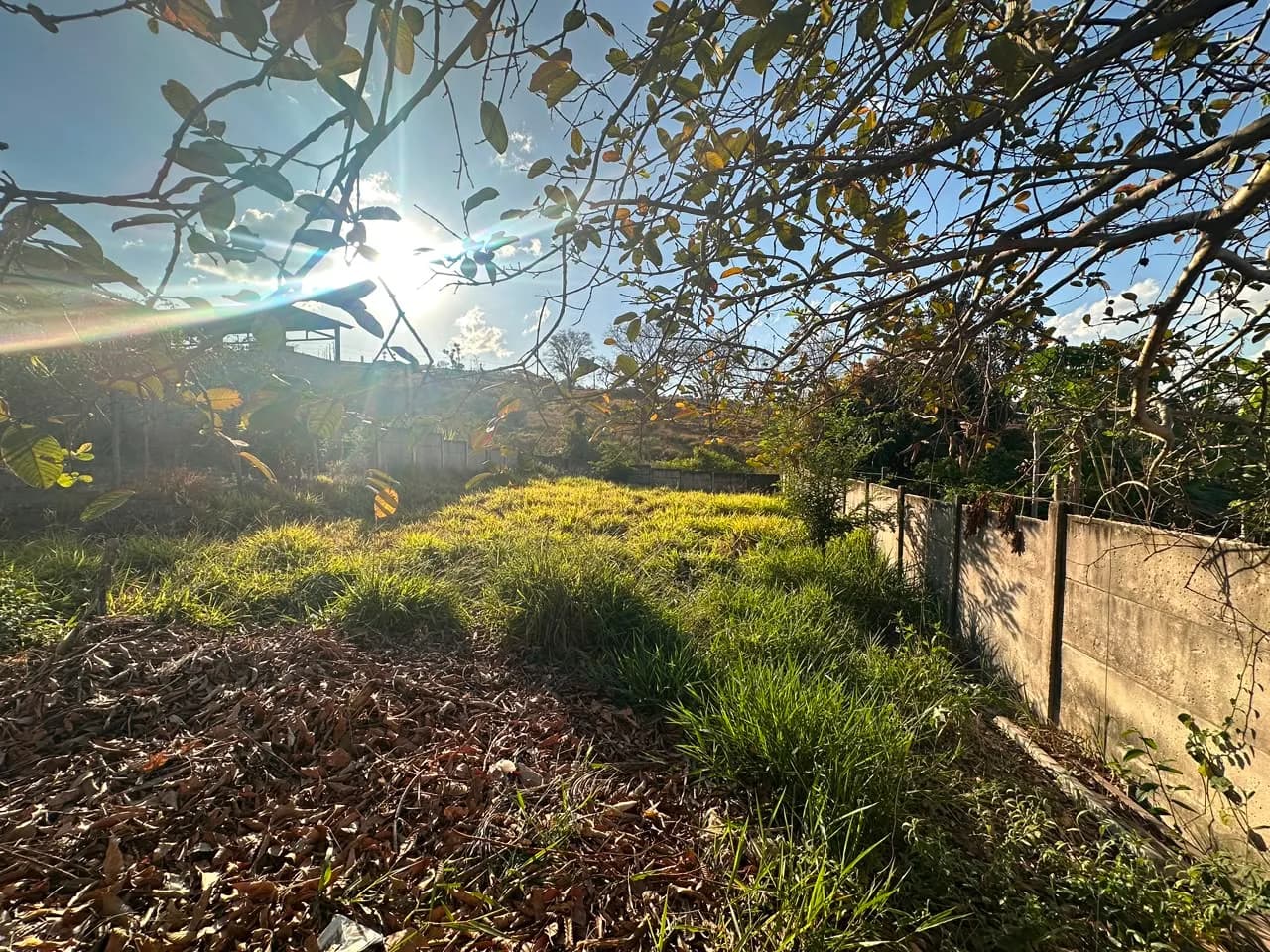 Lote com 300 m² com ótima topografia - Morro do Sol