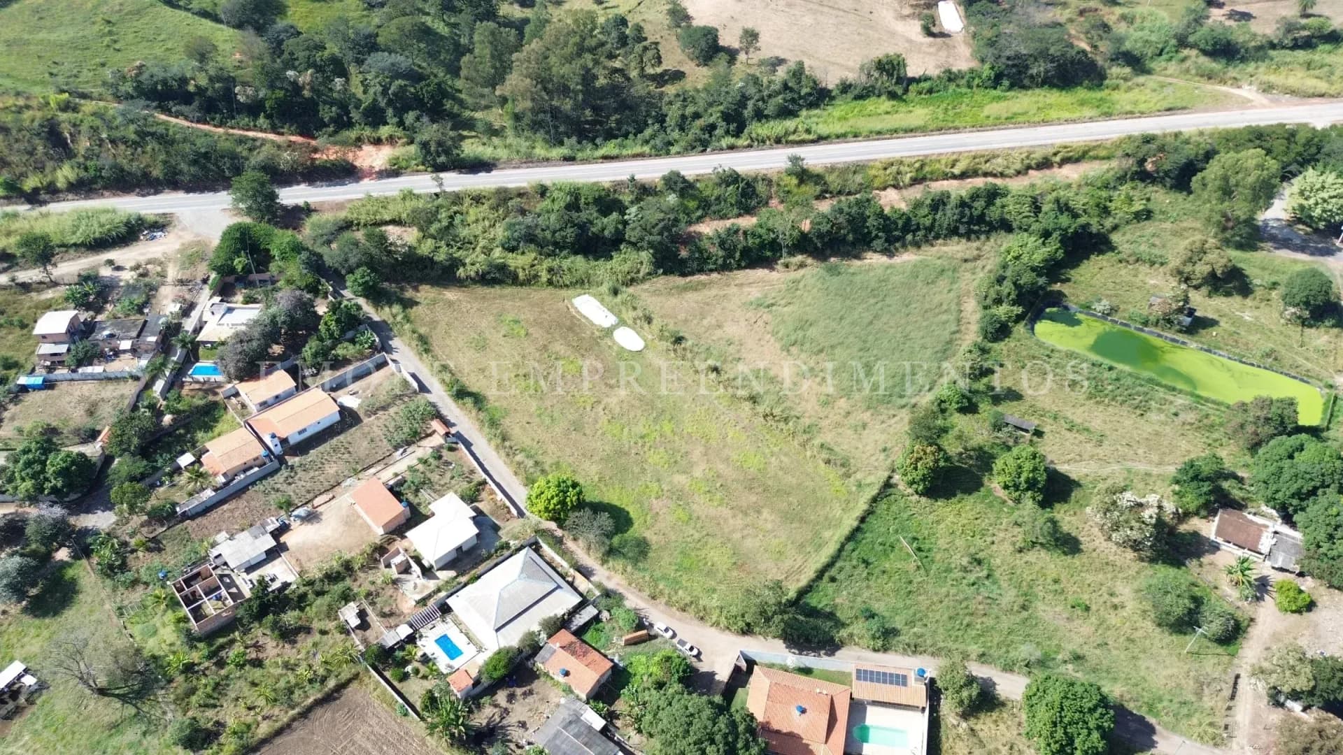 Área com 10.000 m² de frente para a Rodovia - Carneiros