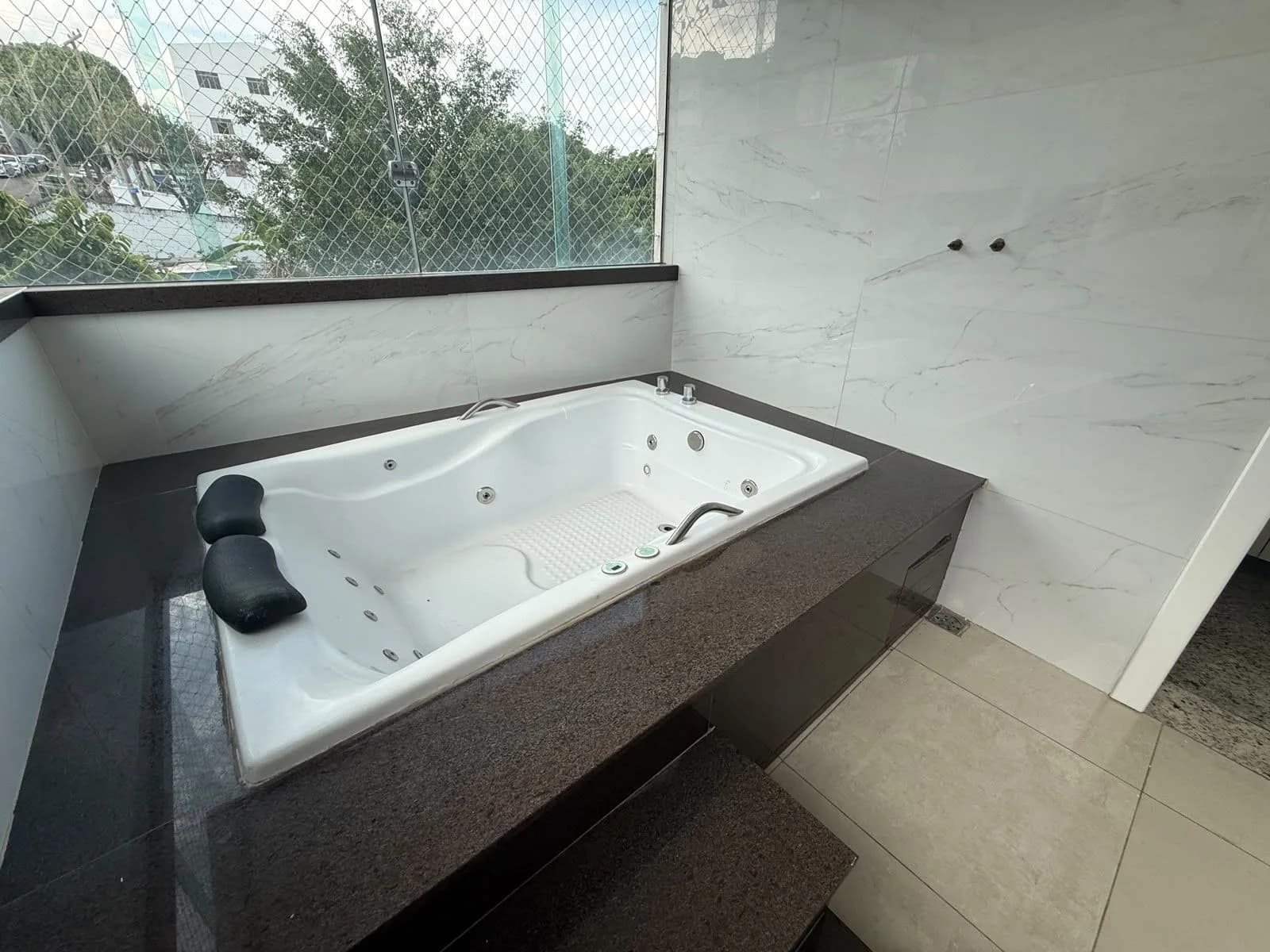 Apartamento único com hidromassagem - Cerqueira Lima